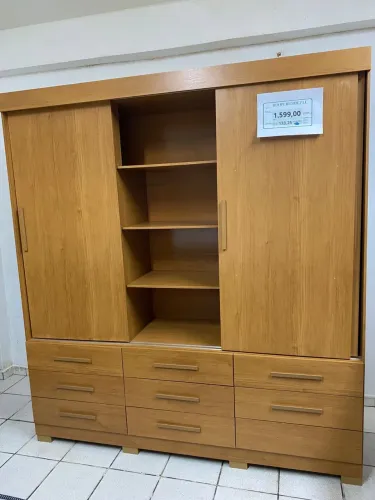 Guarda-roupa de casal com portas de correr disponível