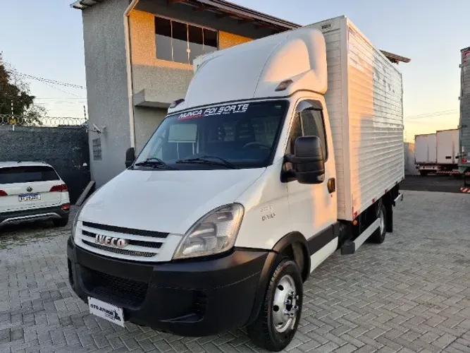 Iveco/ Daily 55C16 2011 Baú com Porta Lateral