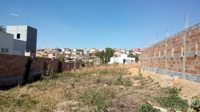 Lote plano de no meio do condominio