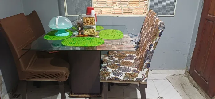 Mesa de vidro com cadeiras