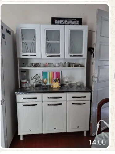 Armário de cozinha em aço, seis portas.