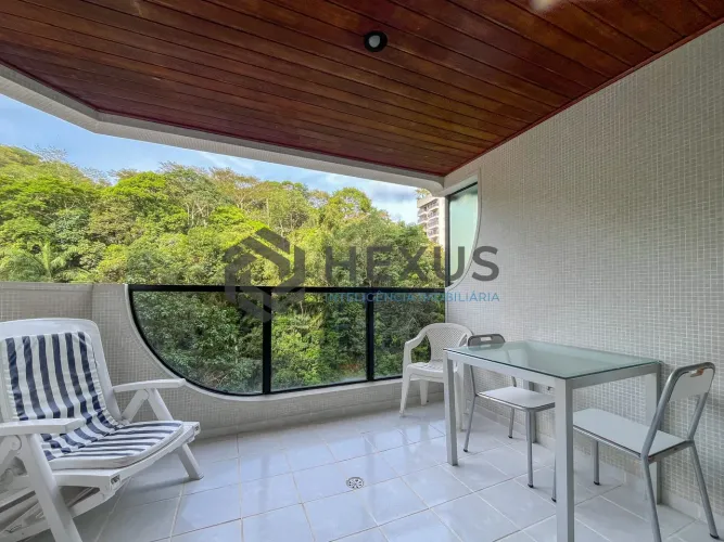 Apartamento com varanda e lazer na Praia das Pitangueiras, Guaruja