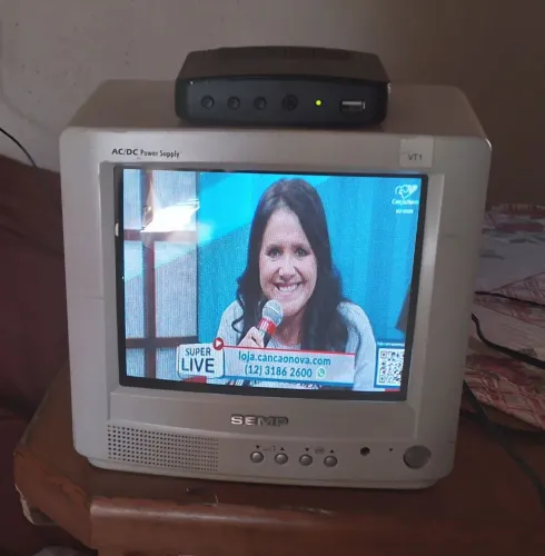 Vendo tv semp top 127 v e 12v de bateria de carro