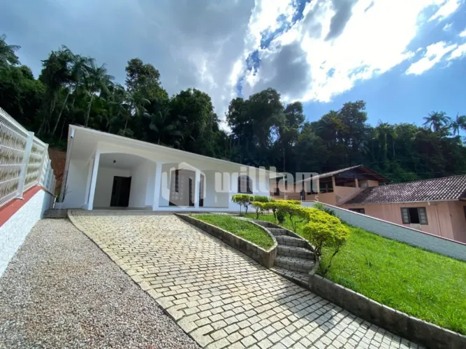 CASA COM 3 QUARTOS SENDO 1 SUÍTE - PRIMEIRO DE MAIO