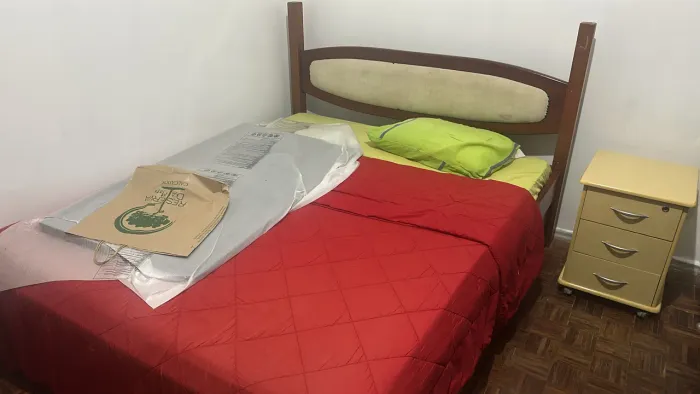 Vendo cama de madeira bruta, maciça qeen com colchão
