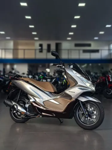 PCX DLX 2022