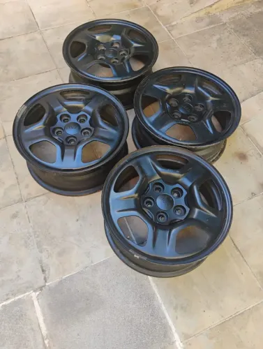 Jogo de quatro rodas originais Jeep Renegade aro 16 com calotas