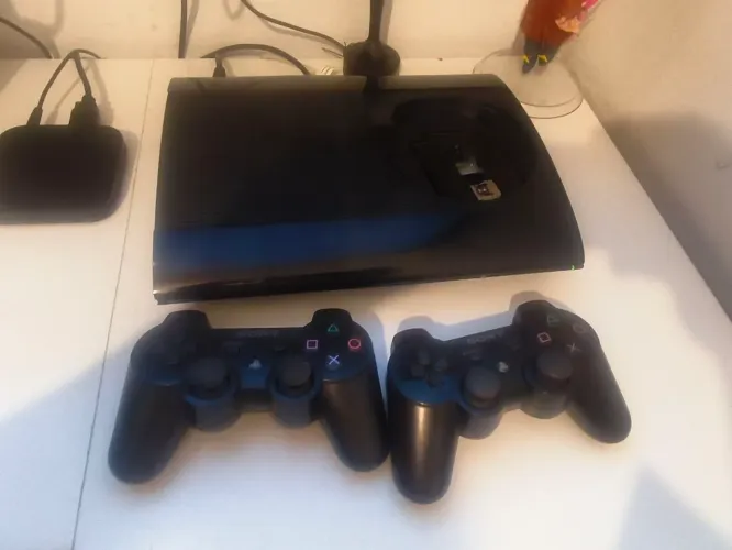 Ps3 Super Slim desbloqueado 2 controles 