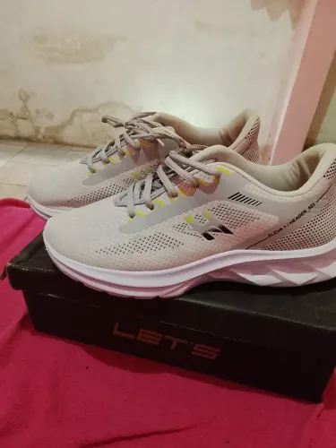 Tênis esportivo feminino