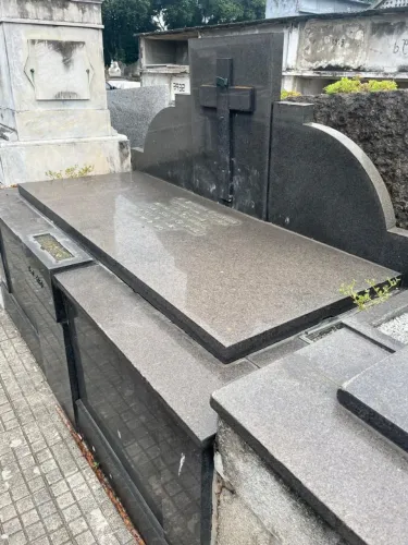 Vendo Jazigo de família com título perpétuo no cemitério São Francisco Xavier(Caju)