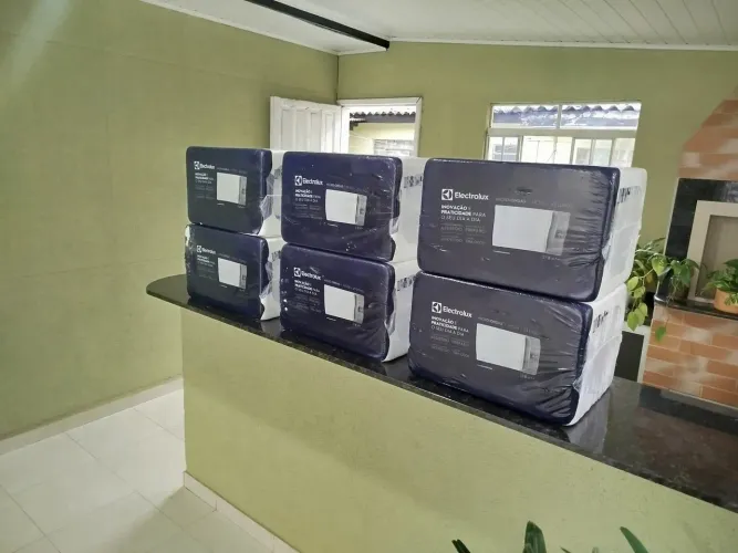 Microondas Electrolux 23L 127v NOVO, NA EMBALAGEM, LACRADO, sem detalhes ou observações.