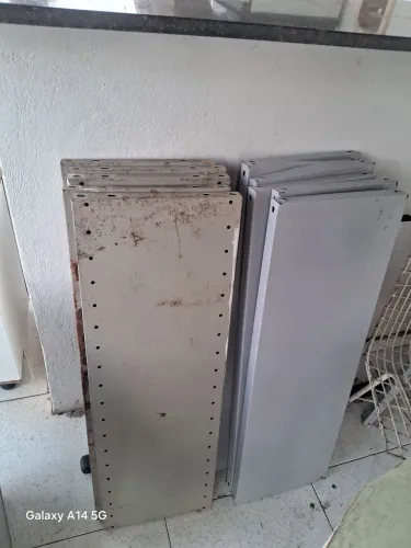 Vendo duas estantes de ferro
