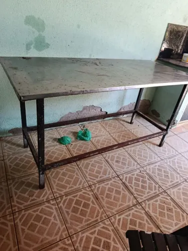 Mesa retangular de restaurante ideal para manipulação de alimentos