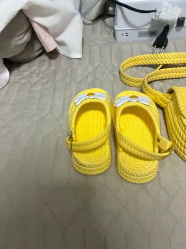 Sandália e bolsa de Margarida