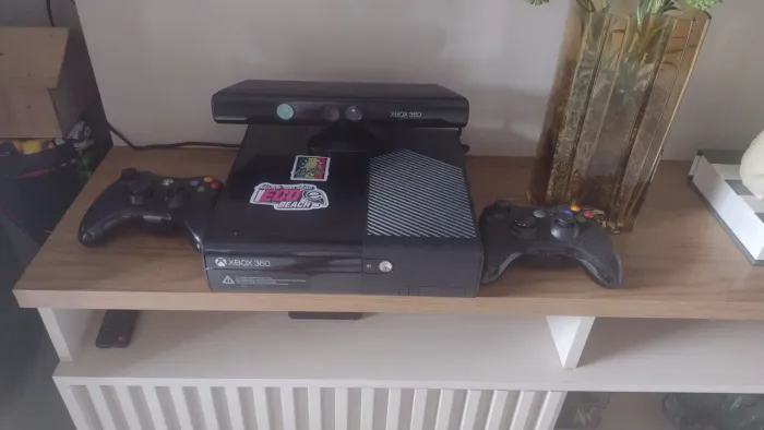 Vendo Xbox 360 600,00 com dois controles perfeito