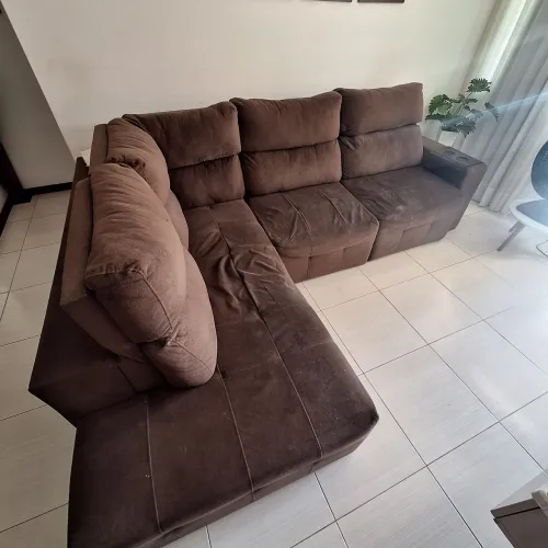 Sofá retrátil em L com encostos reclináveis e chaise. Para reforma