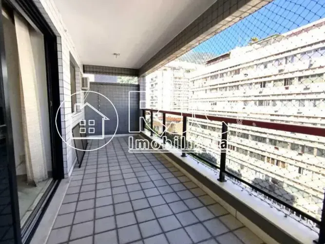 Rua Itacuruça , frontal ao metrô, farto comercio e transportes ao redor