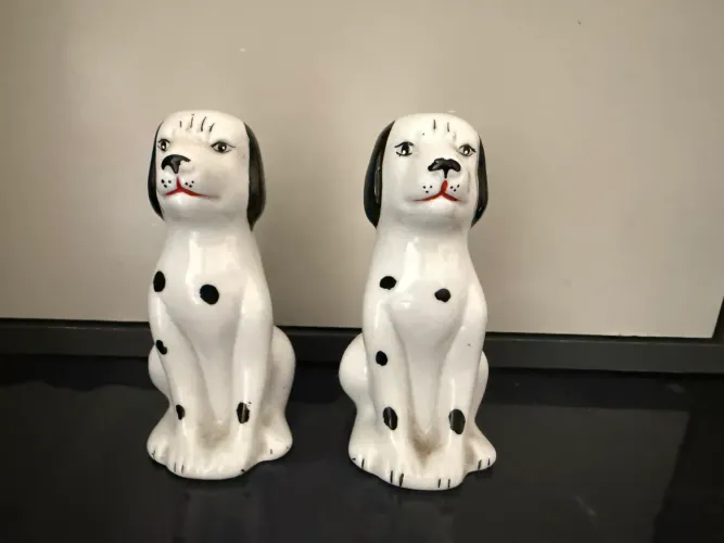 Antiguidade Dois cachorrinhos de louça de 4 décadas 