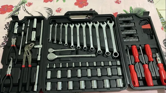Maleta de ferramentas com 110 peças 