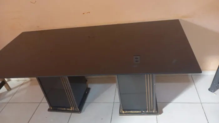 Mesa de vidro temperado com base 90 cm por 180 cm