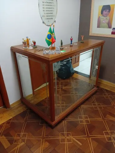 Barzinho de madeira com espelho
