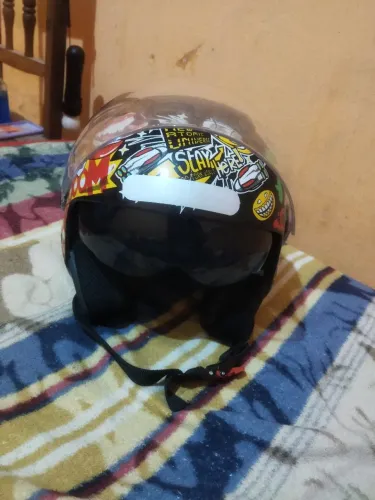 Capacete com viseira e óculos.