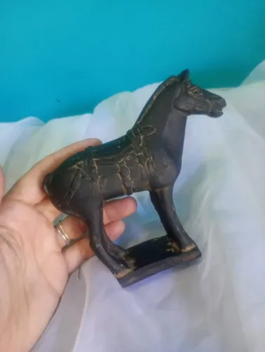 Estatueta de cavalo guerreiro da dinastia Qin em terracota 