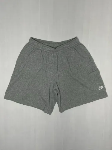 BERMUDA NIKE CLUB CARGO ?CINZA?