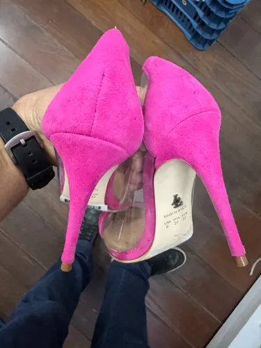 Scarpins de salto fino da marca Le Lis Blanc
