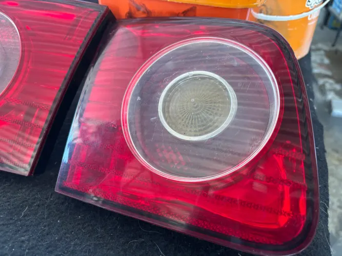 Par Lanterna Tampa Traseira Direita Vw Polo Sedan 2007/12