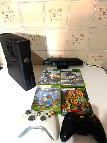 XBox 360 + Kinect + 2 controles sem fio + 4 jogos