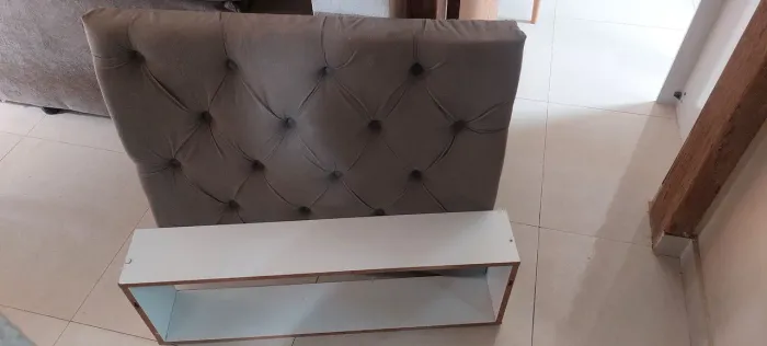 Vendo cabeceira de cama de solteira semi nova e um nicho branco 90cm.