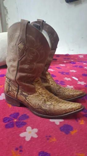 Bota goyazes couro de cobra pithon.