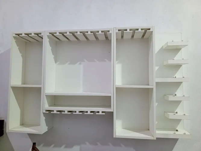 Porta taças,copo e uma prateleira própria pra colocar bebida