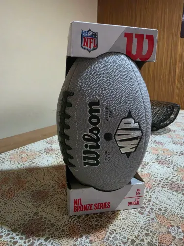 Bola original NFL comprada no estádio.