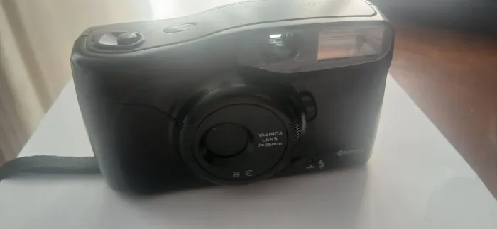 Câmera de Filme Yashica Zoometec 70 35mm point and Shoot