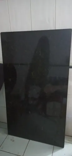 Mesa com tampo de granito e estrutura de ferro