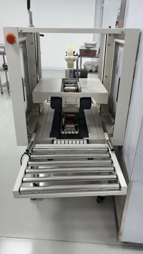 Fechadora de caixas com tração lateral e proteção 