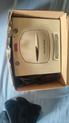 Sega Saturno + cartucho de desbloqueio