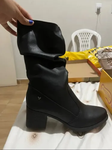 Bota cano médio preta
