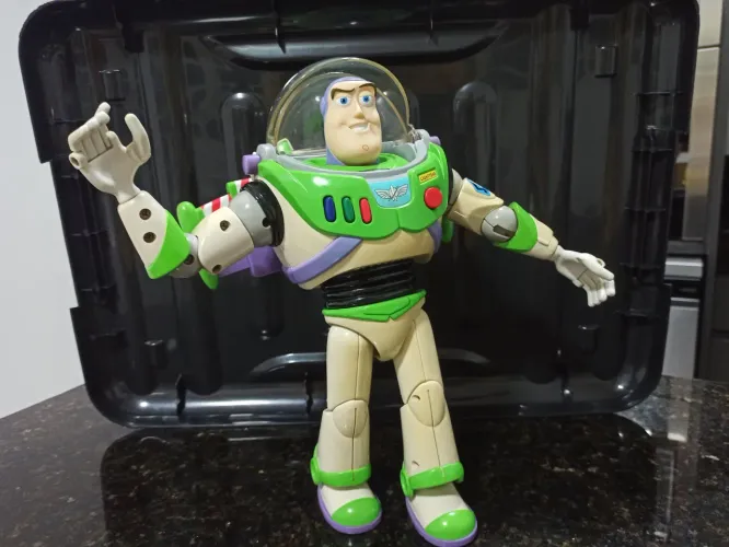 Boneco original Buzz Lightyear da Disney/Pixar da primeira geração de Toy Story.