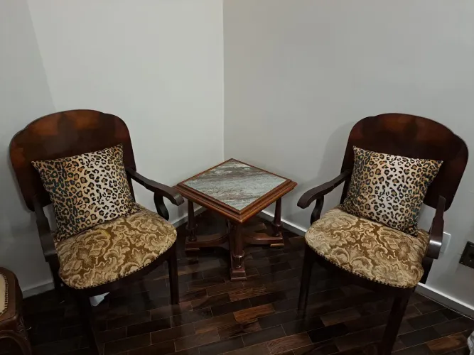 Duas cadeiras estilo antigo em madeira e estofado