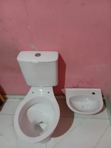 Vaso sanitário acoplado.