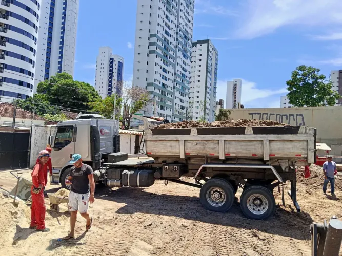 Serviço com caminhão caçamba máquinas