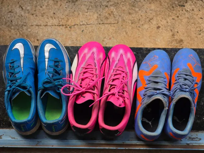 Kit desapego futebol. Chuteiras, caneleira e chinelo Nike Puma Adidas