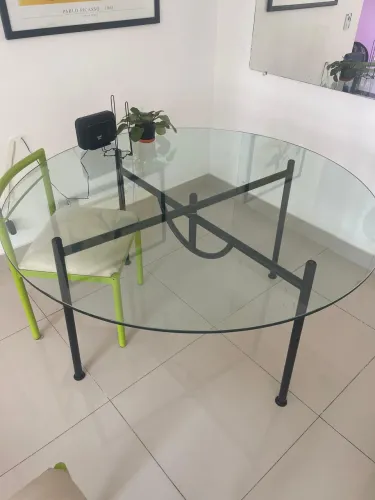 Mesa redonda de vidro temperado e base de ferro