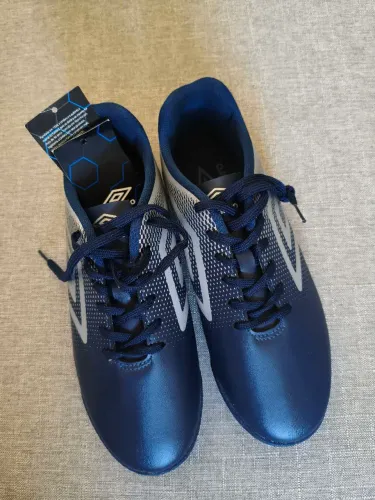 Chuteira umbro nova número 39
