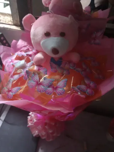 Buquê de borboletas com pelúcia rosa