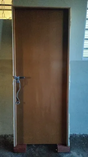 Vende-se porta de madeira