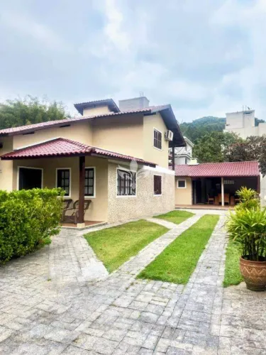 Casa mobiliada de 4 suítes com piscina e churrasqueira para aluguel em Canasvieiras